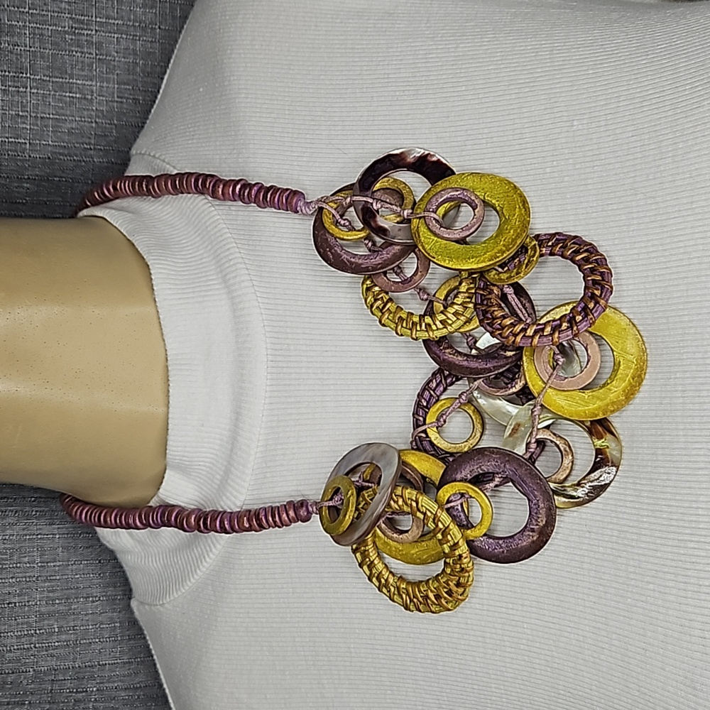 STATEMENT NECKLACE IN MAUVE AND YELLOW